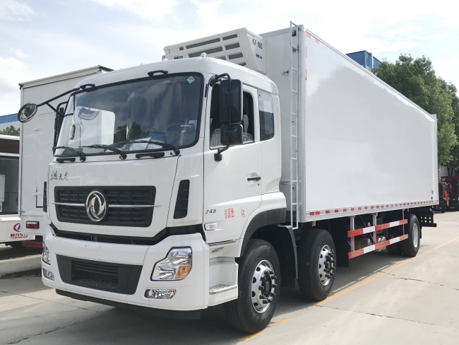 (طول: 9.4 متر) شاحنة Dongfeng Tianlong ثلاثية العجلات المبردة