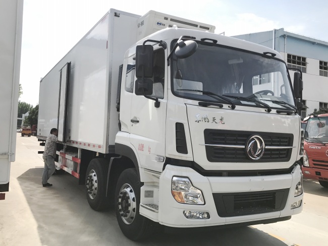(طول: 9.4 متر) شاحنة Dongfeng Tianlong ثلاثية العجلات المبردة