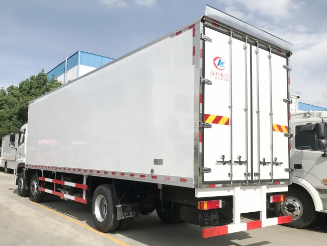 (طول: 9.4 متر) شاحنة Dongfeng Tianlong ثلاثية العجلات المبردة