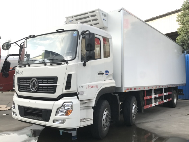 (طول: 9.4 متر) شاحنة Dongfeng Tianlong ثلاثية العجلات المبردة