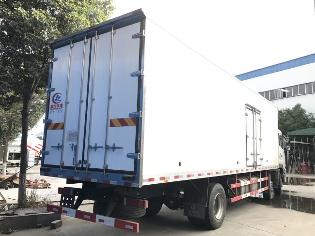 (طول: 9.4 متر) شاحنة Dongfeng Tianlong ثلاثية العجلات المبردة