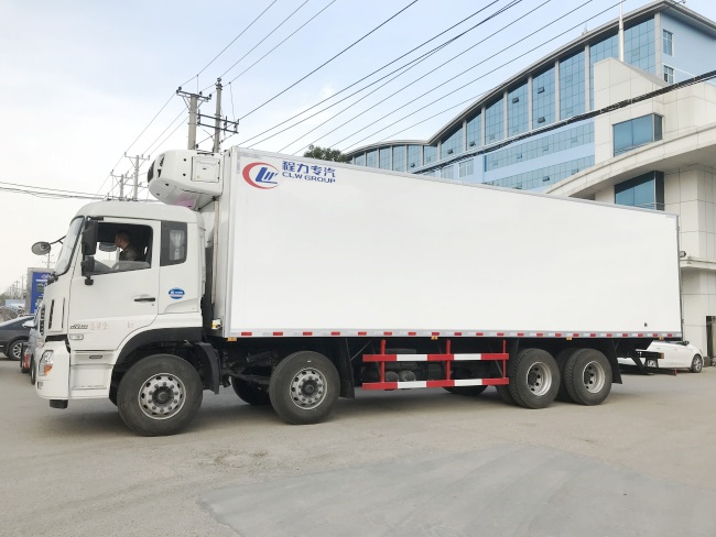 (طول: 9.4 متر) شاحنة Dongfeng Tianlong المبردة بقدمين أمامية وأربعة عجلات خلفية