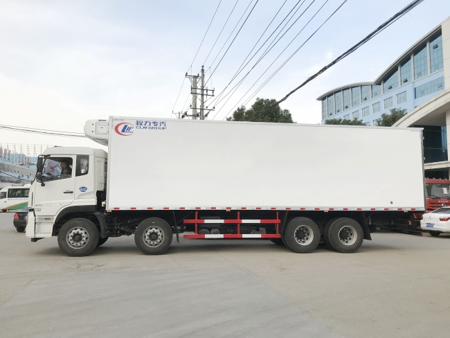 (طول: 9.4 متر) شاحنة Dongfeng Tianlong المبردة بقدمين أمامية وأربعة عجلات خلفية