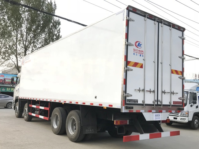 (طول: 9.4 متر) شاحنة Dongfeng Tianlong المبردة بقدمين أمامية وأربعة عجلات خلفية