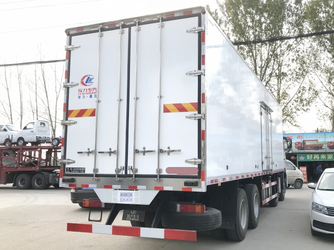 (طول: 9.4 متر) شاحنة Dongfeng Tianlong المبردة بقدمين أمامية وأربعة عجلات خلفية
