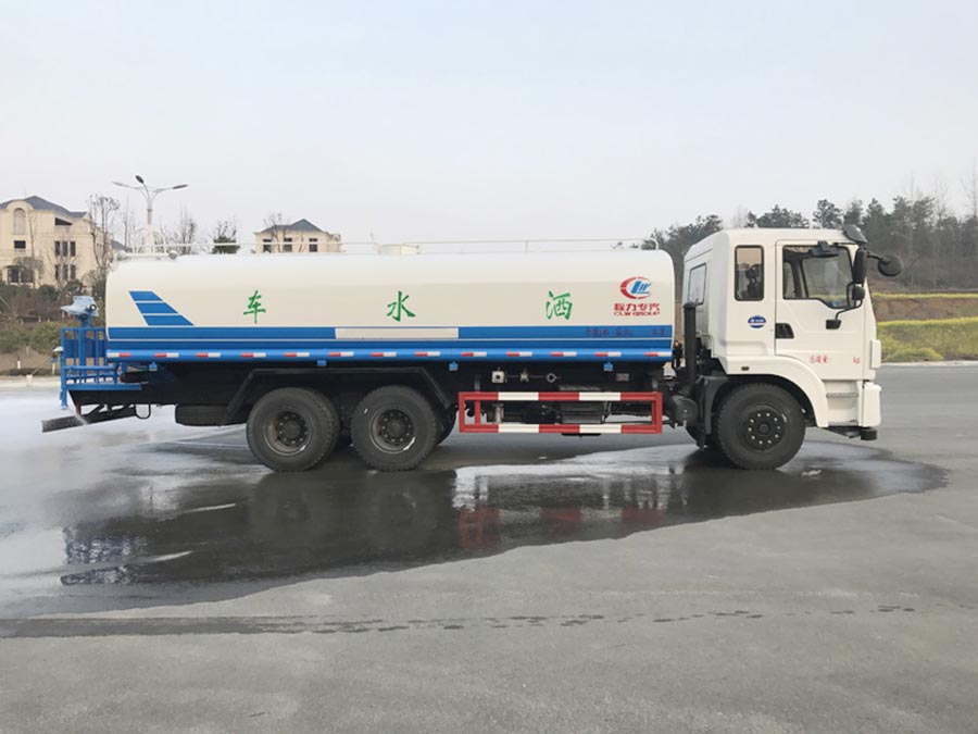 دونغفينغ جينغتشينغ 20-22 طن شاحنة ماء (مع مدفع الضباب)