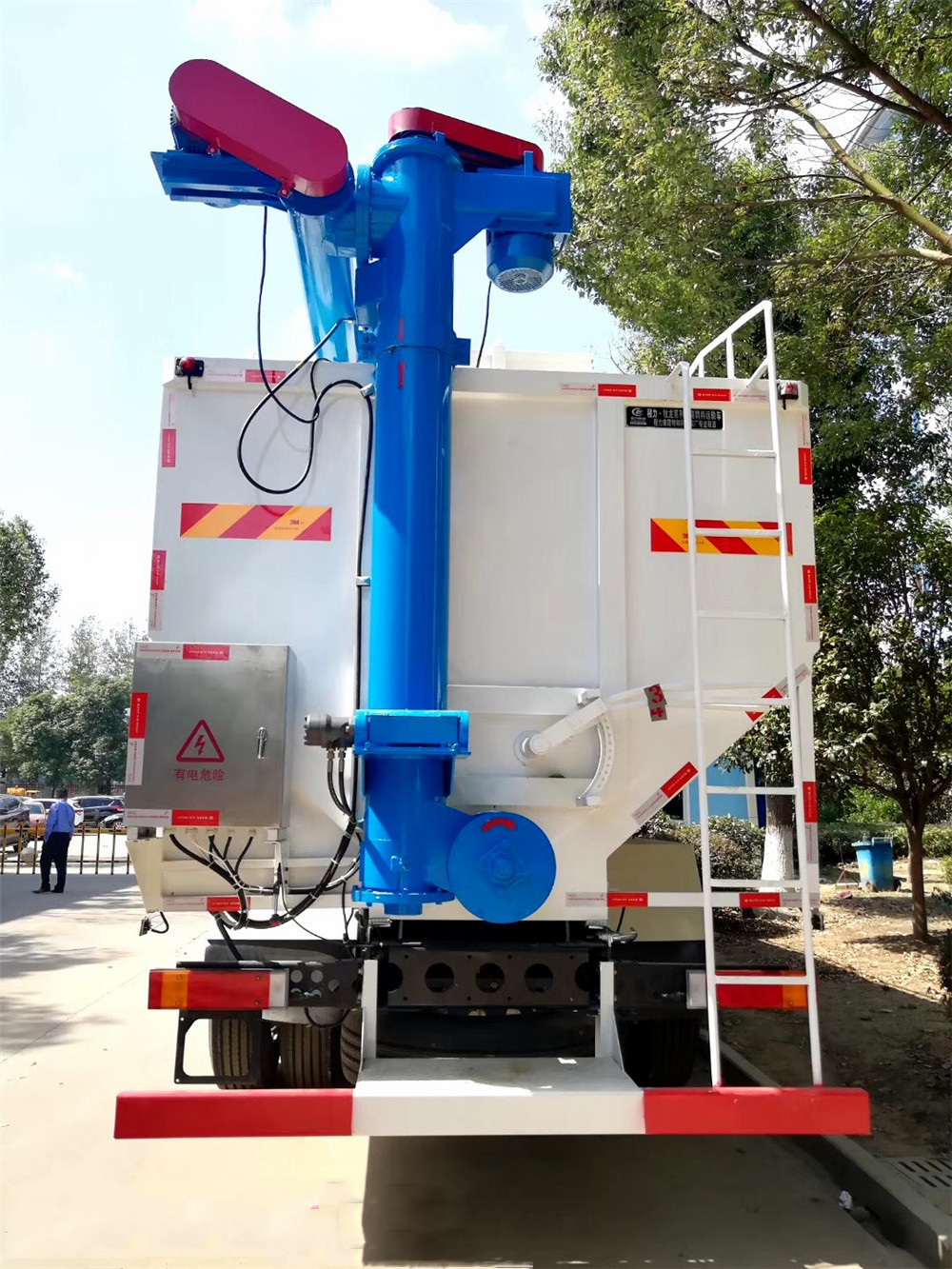 شاحنة Dongfeng Tianlong أمامية-خلفية ثمانية [40 مكعب] للنقل الأعلاف