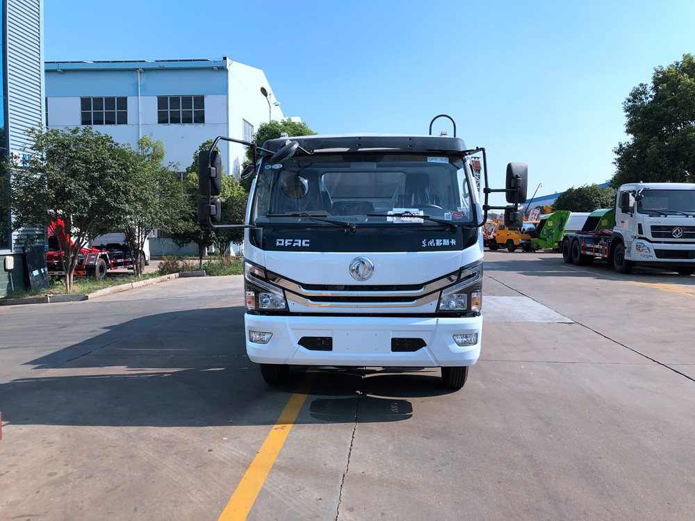 【8 قدرة مكعبية】 شاحنة Dongfeng D7 المضغوطة للقمامة