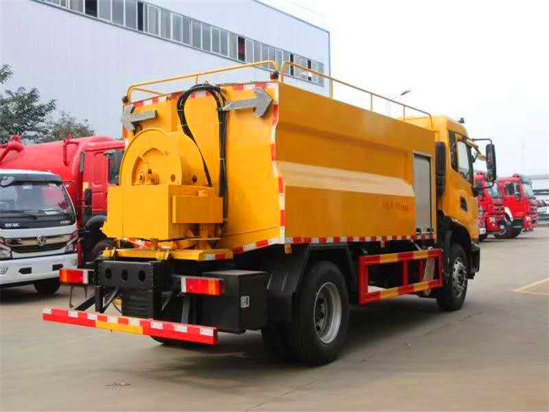 شاحنة تنظيف أنابيب دائرة الشكل من Dongfeng Tianjin بسعة 10 متر مكعب