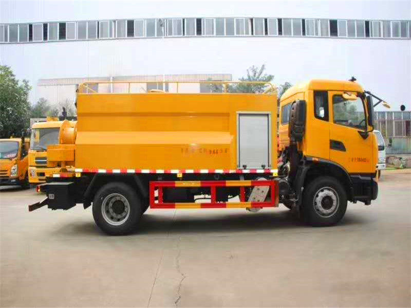 شاحنة تنظيف أنابيب دائرة الشكل من Dongfeng Tianjin بسعة 10 متر مكعب