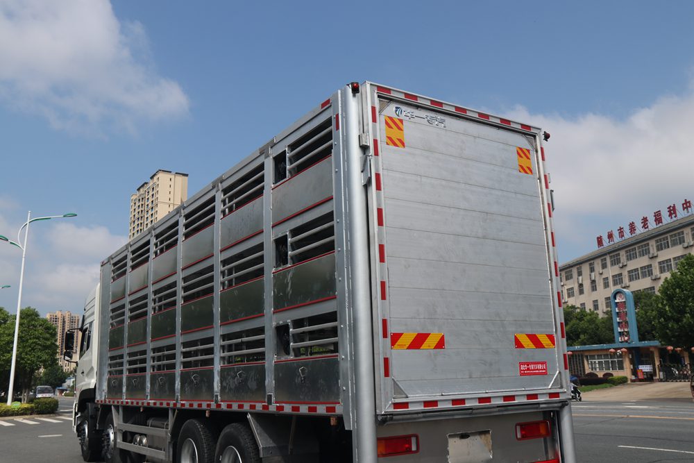 شاحنة نقل المواشي من نوع Dongfeng Tianlong VL الجيل الخامس المعيار الداخلي من الألومنيوم المعدني