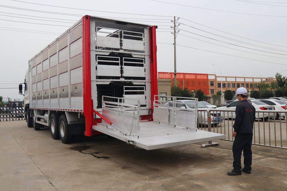 شاحنة نقل المواشي من نوع Dongfeng Tianlong VL الجيل الخامس المعيار الداخلي من الألومنيوم المعدني