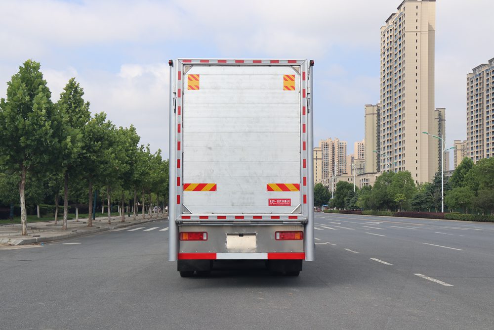 شاحنة نقل المواشي من نوع Dongfeng Tianlong VL الجيل الخامس المعيار الداخلي من الألومنيوم المعدني