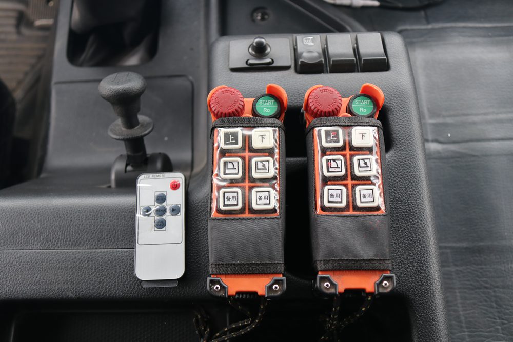 شاحنة نقل المواشي من نوع Dongfeng Tianlong VL الجيل الخامس المعيار الداخلي من الألومنيوم المعدني