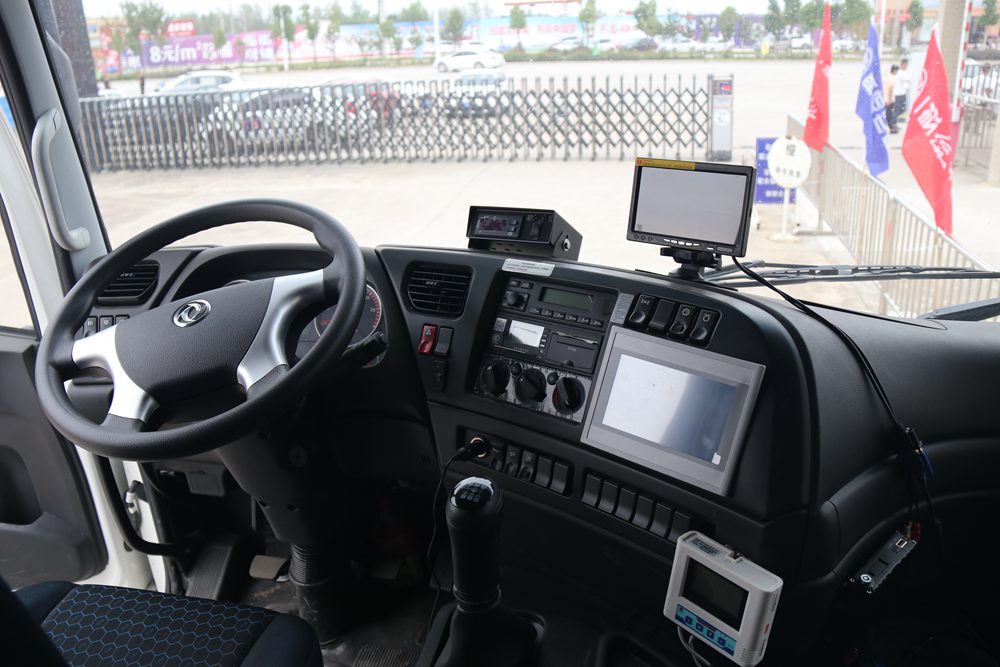 شاحنة نقل المواشي من نوع Dongfeng Tianlong VL الجيل الخامس المعيار الداخلي من الألومنيوم المعدني