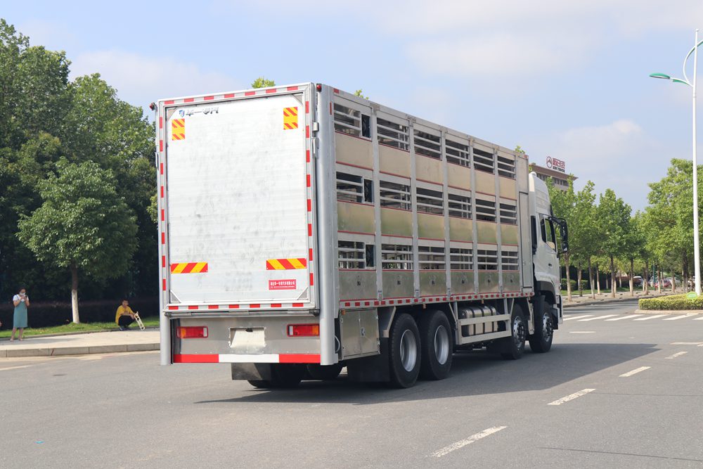 شاحنة نقل المواشي من نوع Dongfeng Tianlong VL الجيل الخامس المعيار الداخلي من الألومنيوم المعدني