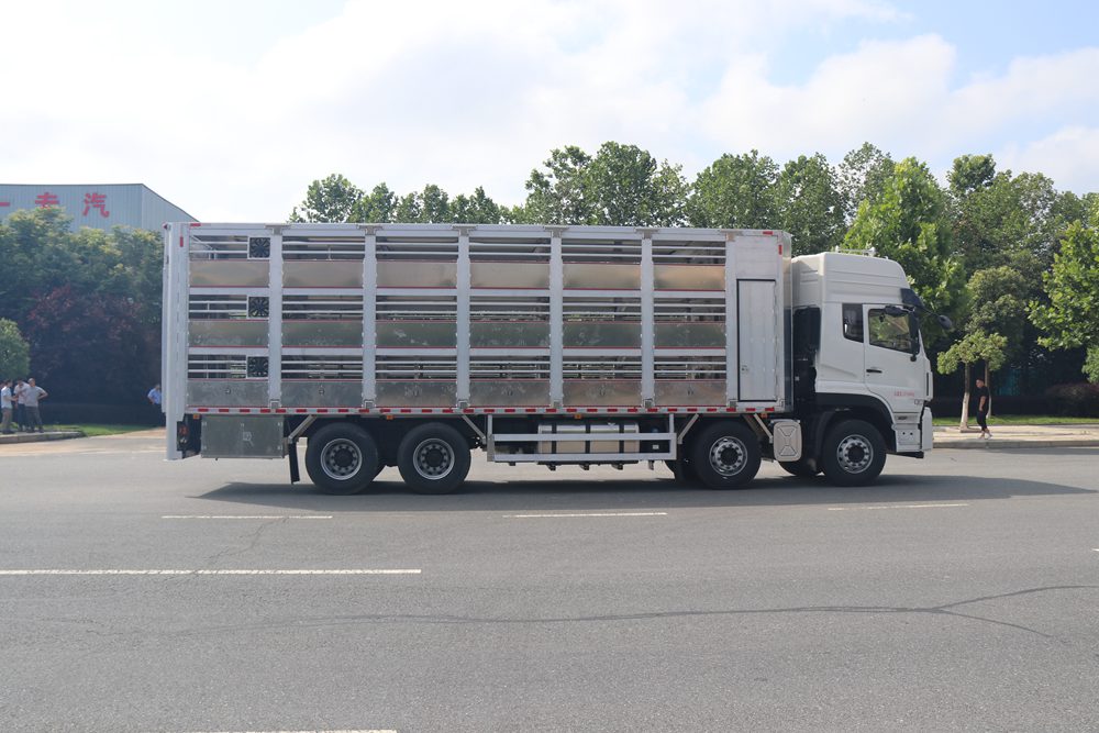 شاحنة نقل المواشي من نوع Dongfeng Tianlong VL الجيل الخامس المعيار الداخلي من الألومنيوم المعدني