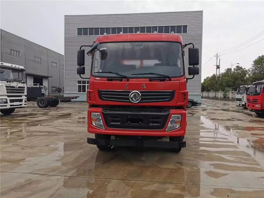 شاحنة Dongfeng مزدوجة الجسر الخلفي بالمسطح