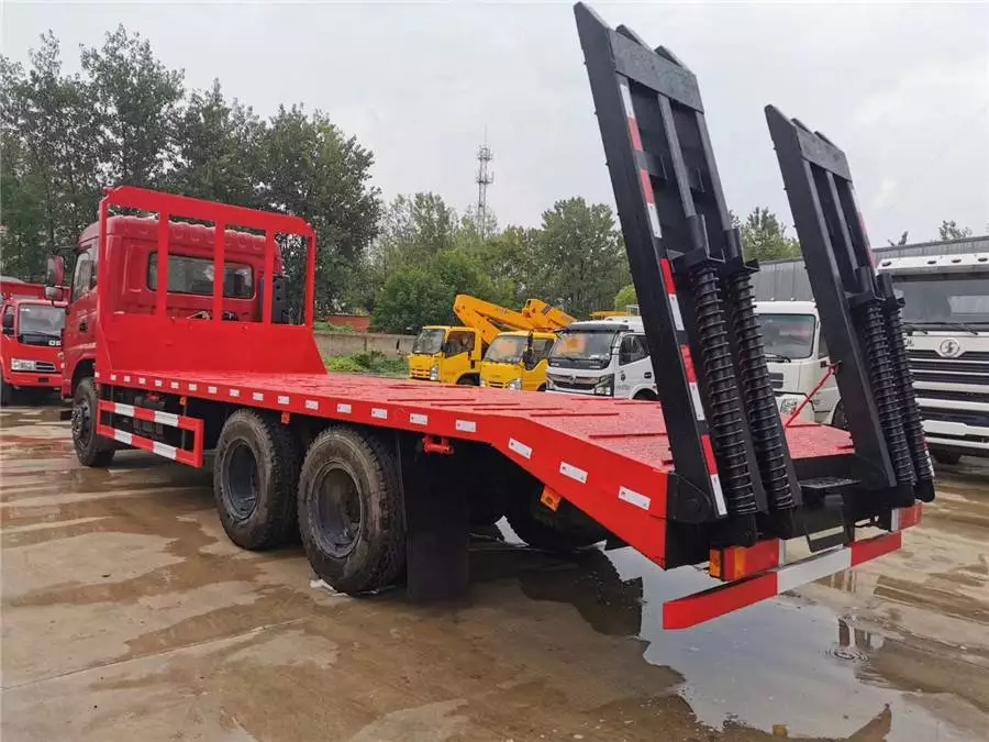 شاحنة Dongfeng مزدوجة الجسر الخلفي بالمسطح