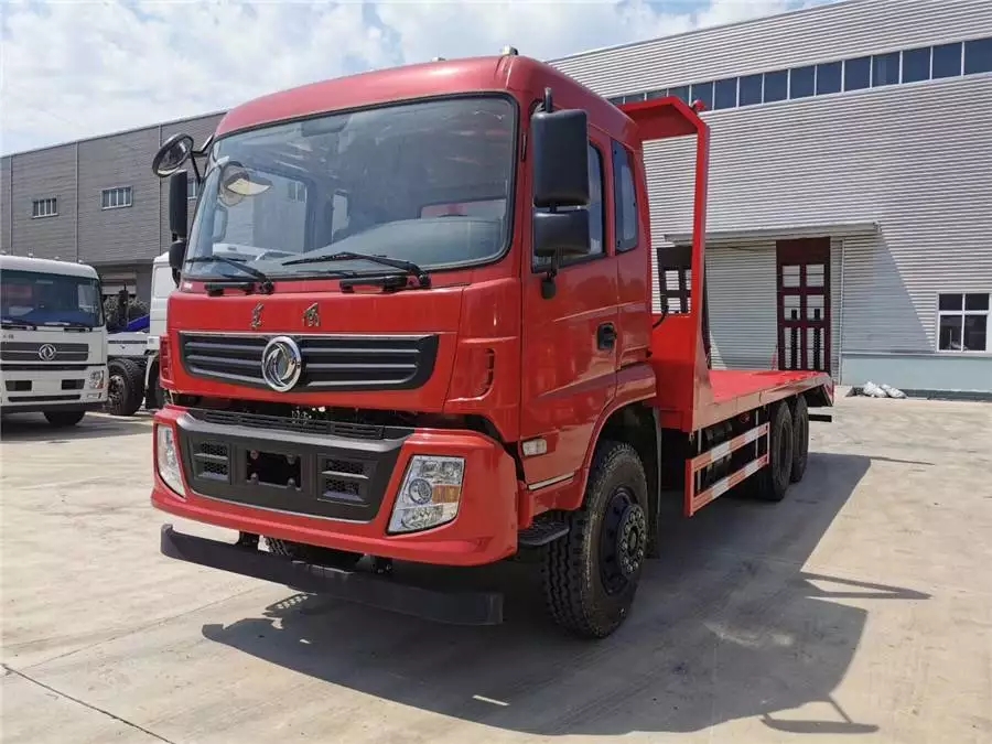 شاحنة Dongfeng مزدوجة الجسر الخلفي بالمسطح