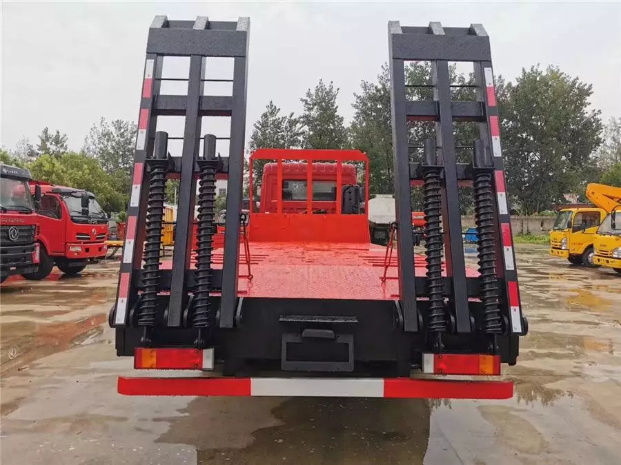 شاحنة Dongfeng مزدوجة الجسر الخلفي بالمسطح