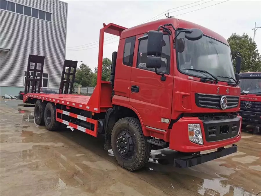 شاحنة Dongfeng مزدوجة الجسر الخلفي بالمسطح