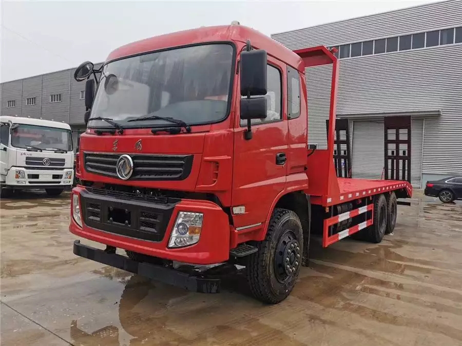 شاحنة Dongfeng مزدوجة الجسر الخلفي بالمسطح