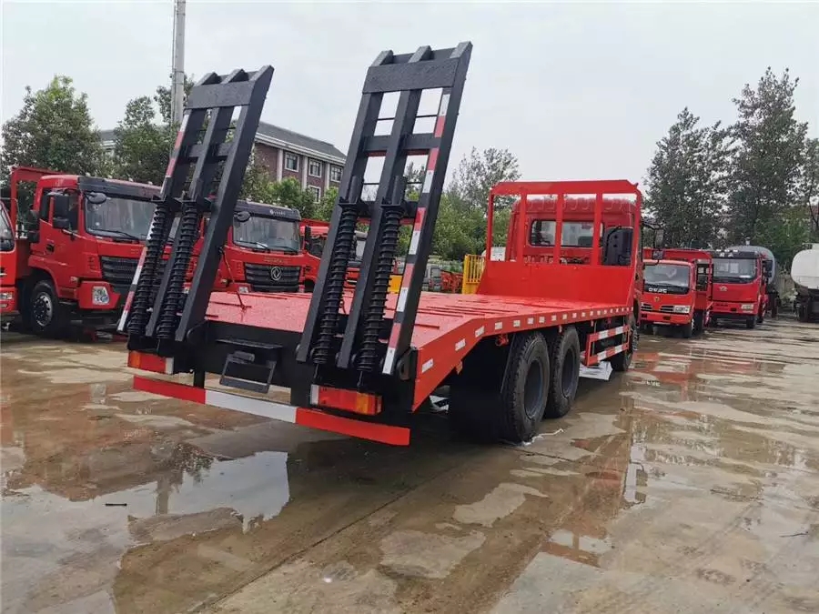 شاحنة Dongfeng مزدوجة الجسر الخلفي بالمسطح