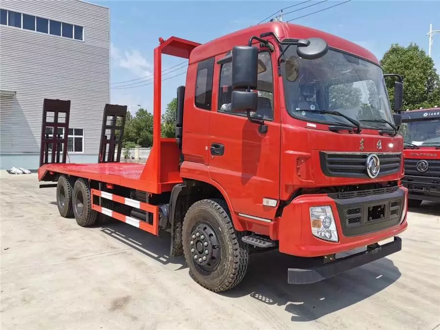 شاحنة Dongfeng مزدوجة الجسر الخلفي بالمسطح