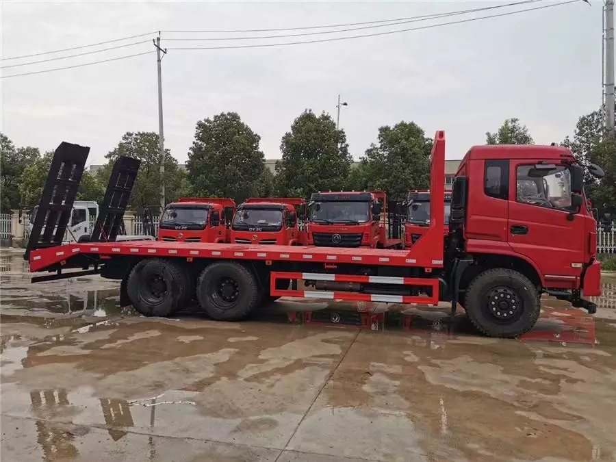 شاحنة Dongfeng مزدوجة الجسر الخلفي بالمسطح