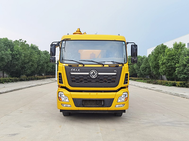 سيارة Dongfeng Tianlong خلفية ثماني العجلات لسحب المياه النفايات
