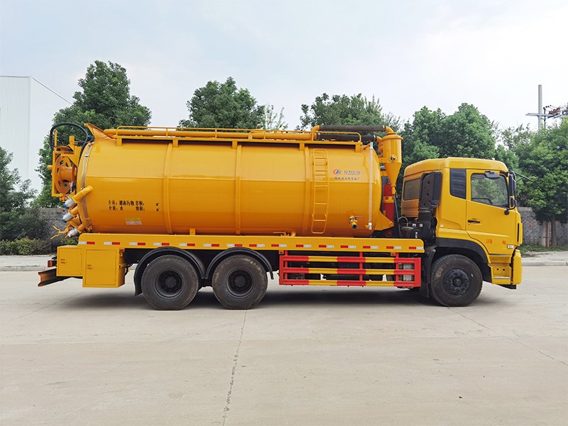 سيارة Dongfeng Tianlong خلفية ثماني العجلات لسحب المياه النفايات